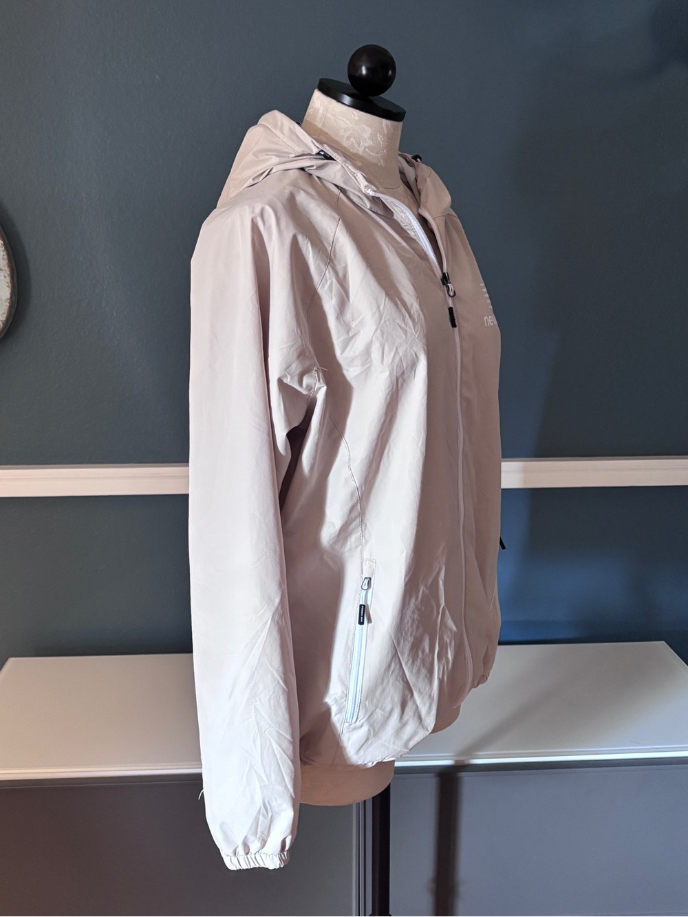 New Balance Women’s XL Cream Beige Hooded Windbreaker Jacket Lightweight - Picture 2 of 8